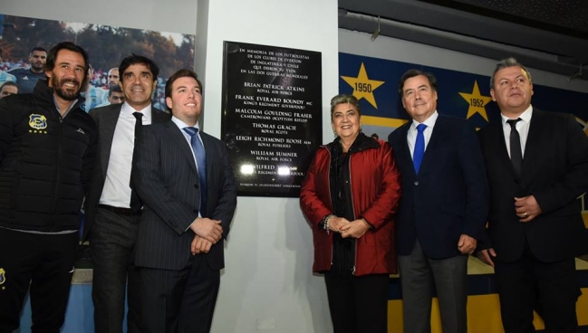 Everton recibió placa conmemorativa desde Inglaterra por su aniversario 108 Everton recibió placa conmemorativa desde Inglaterra por su aniversario 108
