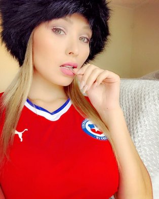 La modelo nacional Daniella Chávez volvió a mostrar su apoyo a la selección chilena, esta vez de cara al duelo con Australia por Copa Confederaciones. La modelo nacional Daniella Chávez volvió a mostrar su apoyo a la selección chilena, esta vez de cara al duelo con Australia por Copa Confederaciones.