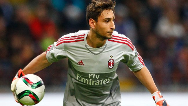 Agente de Donnarumma asegura que negociará renovación con AC Milan