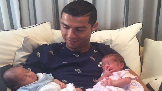 Cristiano Ronaldo presentó a sus hijos recién nacidos en redes sociales Cristiano Ronaldo presentó a sus hijos recién nacidos en redes sociales