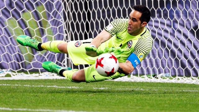 Roberto Rojas alabó la capacidad de Claudio Bravo para atajar penales Roberto Rojas alabó la capacidad de Claudio Bravo para atajar penales