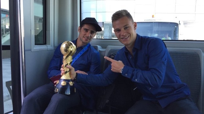 Selección alemana regresó a Frankfurt con la Copa Confederaciones Selección alemana regresó a Frankfurt con la Copa Confederaciones
