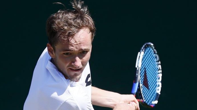 Ruso Medvedev fue multado por arrojar monedas a jueza en Wimbledon Ruso Medvedev fue multado por arrojar monedas a jueza en Wimbledon