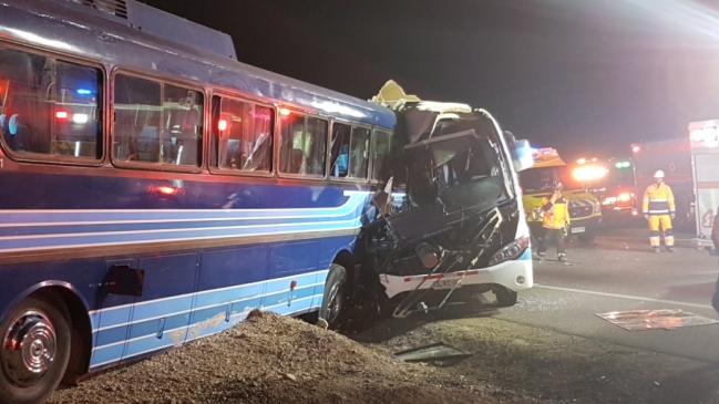 Colisión entre dos buses dejó al menos dos muertos en ruta a Chuquicamata Colisión entre dos buses dejó al menos dos muertos en ruta a Chuquicamata
