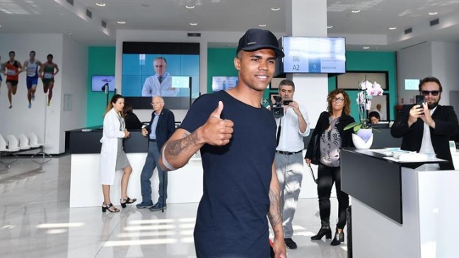 Arturo Vidal se despidió de Douglas Costa que partió a Juventus