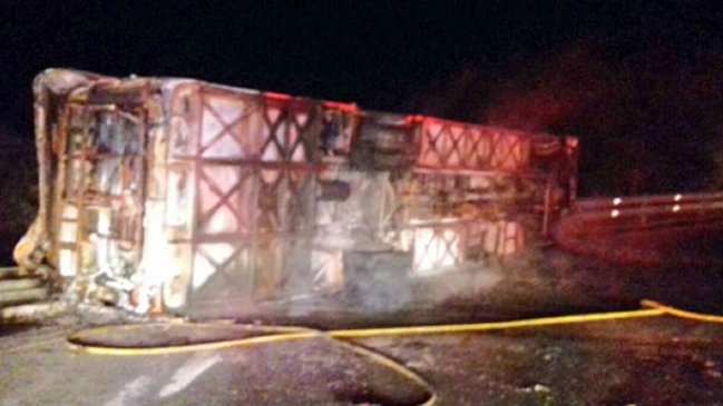 Al menos 14 fallecidos y 26 heridos en un accidente de autobús en Ecuador Al menos 14 fallecidos y 26 heridos en un accidente de autobús en Ecuador