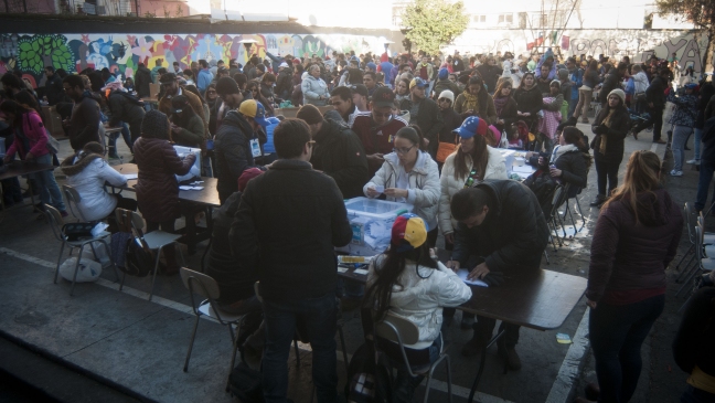 Miles de venezolanos en Chile participaron en consulta opositora Miles de venezolanos en Chile participaron en consulta opositora