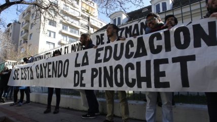 Protesta estudiantil en la Fundación Jaime Guzmán: 