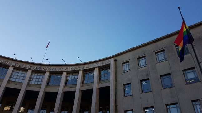 Polémica en Concepción por izamiento de bandera de la diversidad en Tribunales de Justicia
