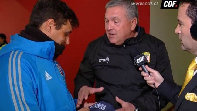 Luis Marcoleta pasó de un religioso regalo a Hoyos a criticar con dureza el arbitraje