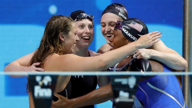 Relevo femenino 4x100 estilos estadounidense batió el récord mundial en Budapest Relevo femenino 4x100 estilos estadounidense batió el récord mundial en Budapest