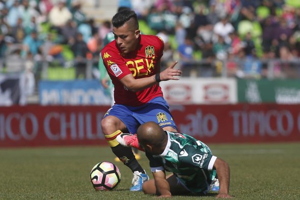 Luego de un inicio tibio, el choque entre Santiago Wanderers y Unión Española por la primera fecha del Torneo de Transición subió de manera notable en intensidad, aunque terminó igualado 0-0 en el estadio Luego de un inicio tibio, el choque entre Santiago Wanderers y Unión Española por la primera fecha del Torneo de Transición subió de manera notable en intensidad, aunque terminó igualado 0-0 en el estadio