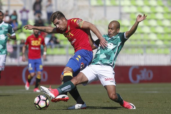 Luego de un inicio tibio, el choque entre Santiago Wanderers y Unión Española por la primera fecha del Torneo de Transición subió de manera notable en intensidad, aunque terminó igualado 0-0 en el estadio Luego de un inicio tibio, el choque entre Santiago Wanderers y Unión Española por la primera fecha del Torneo de Transición subió de manera notable en intensidad, aunque terminó igualado 0-0 en el estadio
