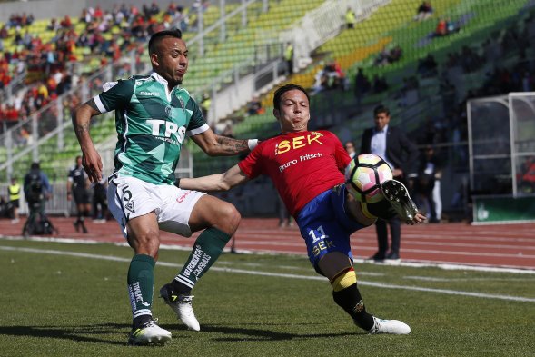 Luego de un inicio tibio, el choque entre Santiago Wanderers y Unión Española por la primera fecha del Torneo de Transición subió de manera notable en intensidad, aunque terminó igualado 0-0 en el estadio Luego de un inicio tibio, el choque entre Santiago Wanderers y Unión Española por la primera fecha del Torneo de Transición subió de manera notable en intensidad, aunque terminó igualado 0-0 en el estadio