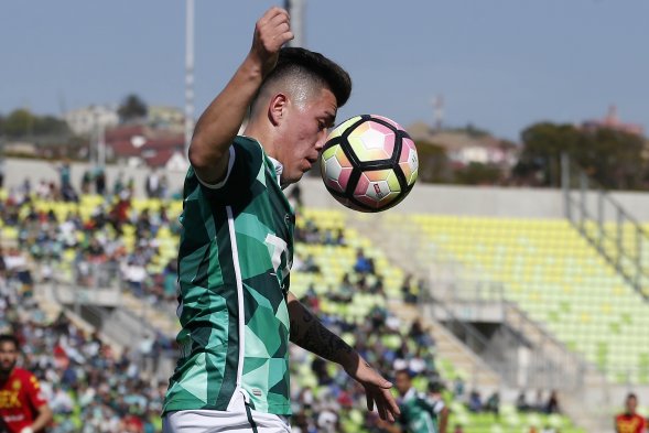 Luego de un inicio tibio, el choque entre Santiago Wanderers y Unión Española por la primera fecha del Torneo de Transición subió de manera notable en intensidad, aunque terminó igualado 0-0 en el estadio Luego de un inicio tibio, el choque entre Santiago Wanderers y Unión Española por la primera fecha del Torneo de Transición subió de manera notable en intensidad, aunque terminó igualado 0-0 en el estadio