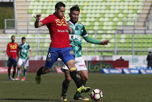 Luego de un inicio tibio, el choque entre Santiago Wanderers y Unión Española por la primera fecha del Torneo de Transición subió de manera notable en intensidad, aunque terminó igualado 0-0 en el estadio Luego de un inicio tibio, el choque entre Santiago Wanderers y Unión Española por la primera fecha del Torneo de Transición subió de manera notable en intensidad, aunque terminó igualado 0-0 en el estadio