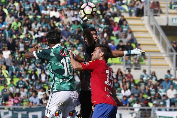 Luego de un inicio tibio, el choque entre Santiago Wanderers y Unión Española por la primera fecha del Torneo de Transición subió de manera notable en intensidad, aunque terminó igualado 0-0 en el estadio Luego de un inicio tibio, el choque entre Santiago Wanderers y Unión Española por la primera fecha del Torneo de Transición subió de manera notable en intensidad, aunque terminó igualado 0-0 en el estadio