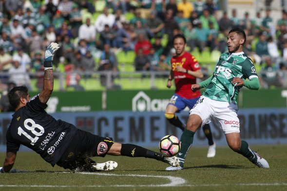 Luego de un inicio tibio, el choque entre Santiago Wanderers y Unión Española por la primera fecha del Torneo de Transición subió de manera notable en intensidad, aunque terminó igualado 0-0 en el estadio Luego de un inicio tibio, el choque entre Santiago Wanderers y Unión Española por la primera fecha del Torneo de Transición subió de manera notable en intensidad, aunque terminó igualado 0-0 en el estadio