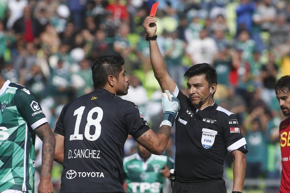 Luego de un inicio tibio, el choque entre Santiago Wanderers y Unión Española por la primera fecha del Torneo de Transición subió de manera notable en intensidad, aunque terminó igualado 0-0 en el estadio Luego de un inicio tibio, el choque entre Santiago Wanderers y Unión Española por la primera fecha del Torneo de Transición subió de manera notable en intensidad, aunque terminó igualado 0-0 en el estadio