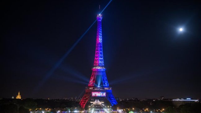 Detienen a hombre que intentaba irrumpir armado en la Torre Eiffel Detienen a hombre que intentaba irrumpir armado en la Torre Eiffel
