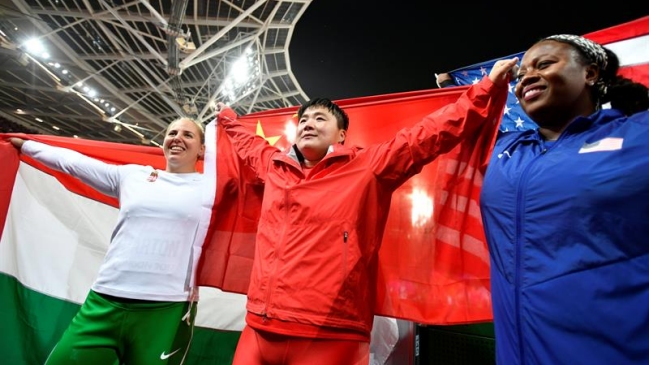 La china Lijiao Gong celebró el oro en el lanzamiento de la bala La china Lijiao Gong celebró el oro en el lanzamiento de la bala