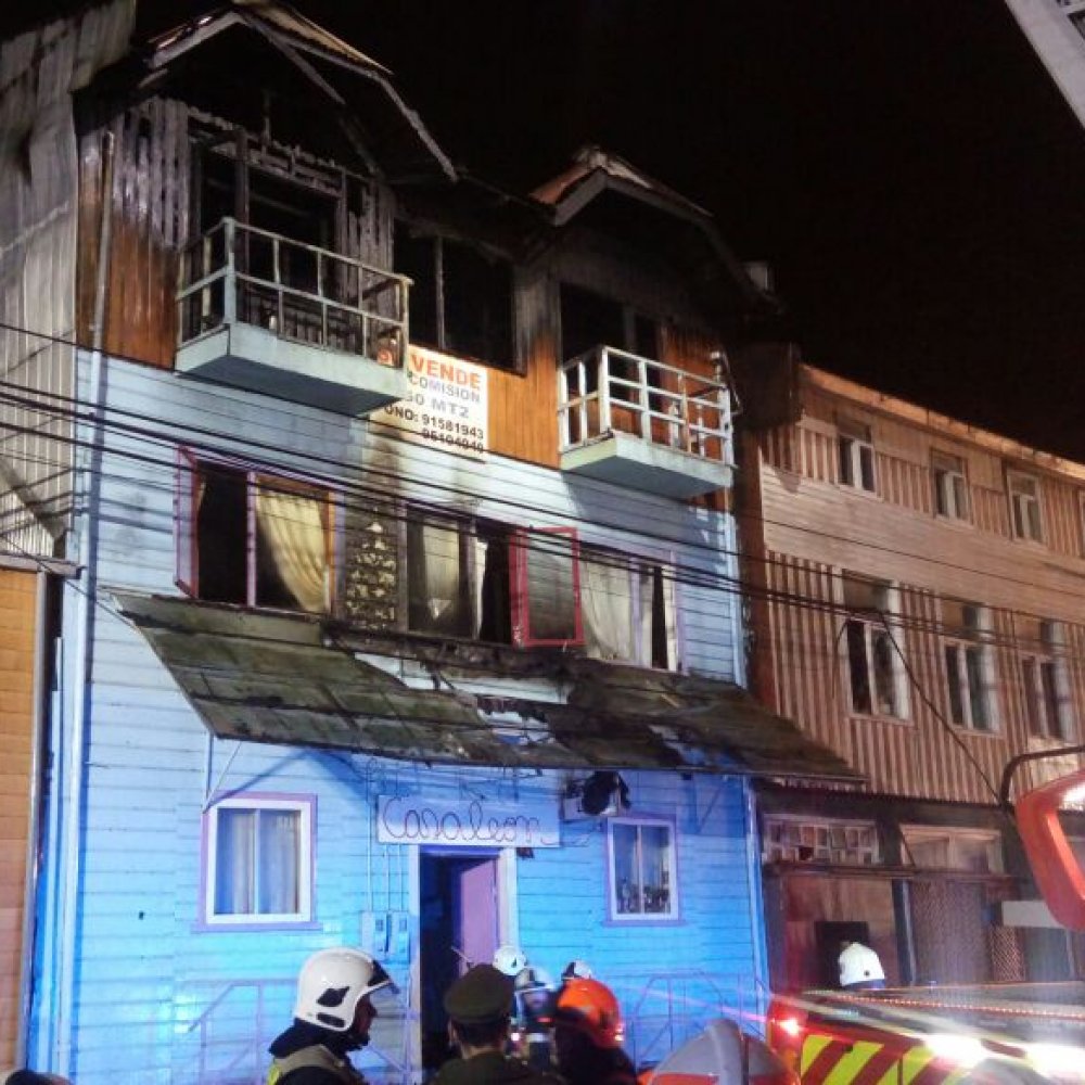 Al menos dos lesionados tras incendio en hostal de Puerto Montt Al menos dos lesionados tras incendio en hostal de Puerto Montt