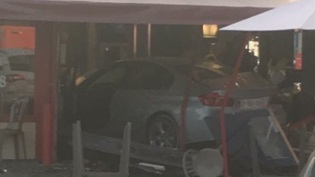 Automóvil se empotró en pizzería cerca de París: Una niña muerta y siete heridos Automóvil se empotró en pizzería cerca de París: Una niña muerta y siete heridos
