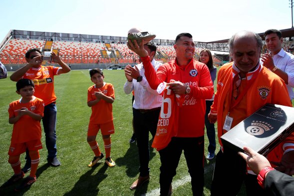 Este domingo, los seleccionados nacionales Alexis Sánchez, Eduardo Vargas y Gary Medel fueron homenajeados por Cobreloa, aprovechando la concentración de la Roja en Calama. Mira más postales de lo vivido en el Estadio Zorros del Desierto. Este domingo, los seleccionados nacionales Alexis Sánchez, Eduardo Vargas y Gary Medel fueron homenajeados por Cobreloa, aprovechando la concentración de la Roja en Calama. Mira más postales de lo vivido en el Estadio Zorros del Desierto.