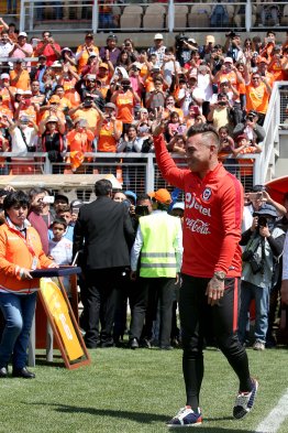 Este domingo, los seleccionados nacionales Alexis Sánchez, Eduardo Vargas y Gary Medel fueron homenajeados por Cobreloa, aprovechando la concentración de la Roja en Calama. Mira más postales de lo vivido en el Estadio Zorros del Desierto. Este domingo, los seleccionados nacionales Alexis Sánchez, Eduardo Vargas y Gary Medel fueron homenajeados por Cobreloa, aprovechando la concentración de la Roja en Calama. Mira más postales de lo vivido en el Estadio Zorros del Desierto.