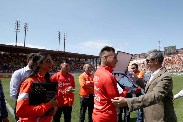 Este domingo, los seleccionados nacionales Alexis Sánchez, Eduardo Vargas y Gary Medel fueron homenajeados por Cobreloa, aprovechando la concentración de la Roja en Calama. Mira más postales de lo vivido en el Estadio Zorros del Desierto. Este domingo, los seleccionados nacionales Alexis Sánchez, Eduardo Vargas y Gary Medel fueron homenajeados por Cobreloa, aprovechando la concentración de la Roja en Calama. Mira más postales de lo vivido en el Estadio Zorros del Desierto.