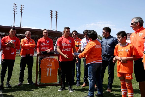Este domingo, los seleccionados nacionales Alexis Sánchez, Eduardo Vargas y Gary Medel fueron homenajeados por Cobreloa, aprovechando la concentración de la Roja en Calama. Mira más postales de lo vivido en el Estadio Zorros del Desierto. Este domingo, los seleccionados nacionales Alexis Sánchez, Eduardo Vargas y Gary Medel fueron homenajeados por Cobreloa, aprovechando la concentración de la Roja en Calama. Mira más postales de lo vivido en el Estadio Zorros del Desierto.