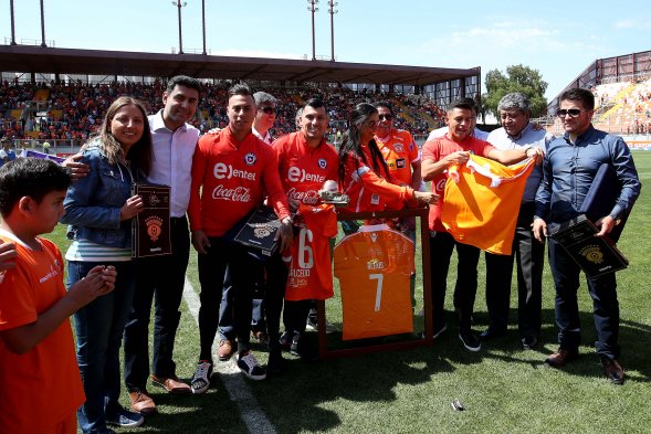 Este domingo, los seleccionados nacionales Alexis Sánchez, Eduardo Vargas y Gary Medel fueron homenajeados por Cobreloa, aprovechando la concentración de la Roja en Calama. Mira más postales de lo vivido en el Estadio Zorros del Desierto. Este domingo, los seleccionados nacionales Alexis Sánchez, Eduardo Vargas y Gary Medel fueron homenajeados por Cobreloa, aprovechando la concentración de la Roja en Calama. Mira más postales de lo vivido en el Estadio Zorros del Desierto.