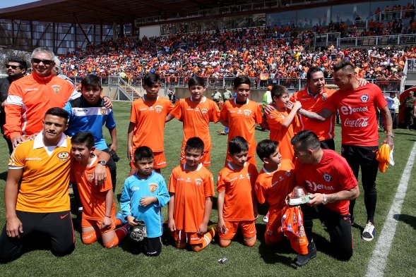 Este domingo, los seleccionados nacionales Alexis Sánchez, Eduardo Vargas y Gary Medel fueron homenajeados por Cobreloa, aprovechando la concentración de la Roja en Calama. Mira más postales de lo vivido en el Estadio Zorros del Desierto. Este domingo, los seleccionados nacionales Alexis Sánchez, Eduardo Vargas y Gary Medel fueron homenajeados por Cobreloa, aprovechando la concentración de la Roja en Calama. Mira más postales de lo vivido en el Estadio Zorros del Desierto.