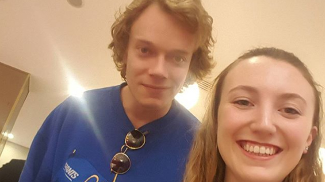 Alfie Allen humilló a una fanática que quiso burlarse de él Alfie Allen humilló a una fanática que quiso burlarse de él
