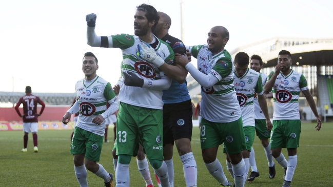 Sebastián Abreu silenció críticas de hinchas de Puerto Montt con un gol agónico ante La Serena