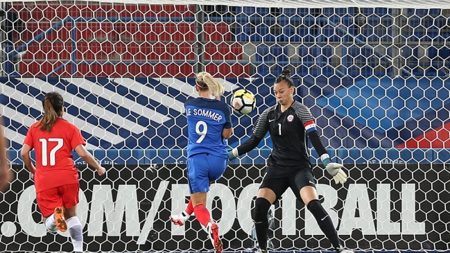 La Roja femenina perdió en amistoso ante Francia pese a la gran actuación de Christiane Endler La Roja femenina perdió en amistoso ante Francia pese a la gran actuación de Christiane Endler