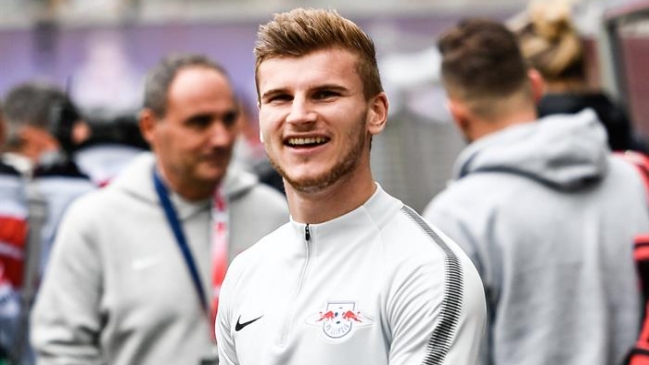 Delantero de Leipzig pidió cambió por no soportar el ruido de los hinchas del Besiktas de Gary Medel