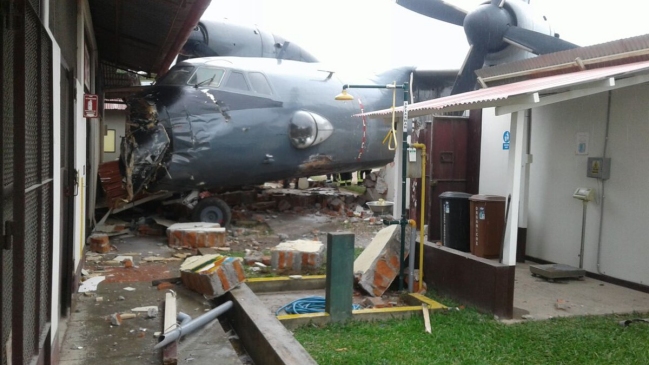 Avión militar peruano chocó contra muro tras salirse de pista de aterrizaje Avión militar peruano chocó contra muro tras salirse de pista de aterrizaje
