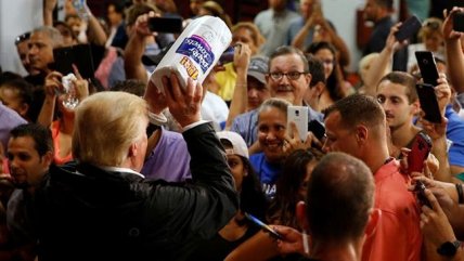   Donald Trump lanzó rollos de papel higiénico a damnificados de Puerto Rico 