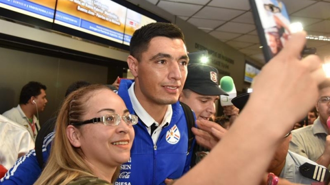Seleccionados paraguayos fueron recibidos como héroes tras vencer a Colombia Seleccionados paraguayos fueron recibidos como héroes tras vencer a Colombia