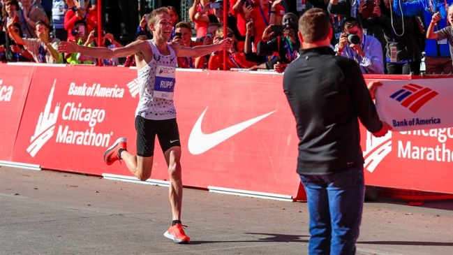 Galen Rupp fue el primer estadounidense que gana el Maratón de Chicago en 15 años Galen Rupp fue el primer estadounidense que gana el Maratón de Chicago en 15 años