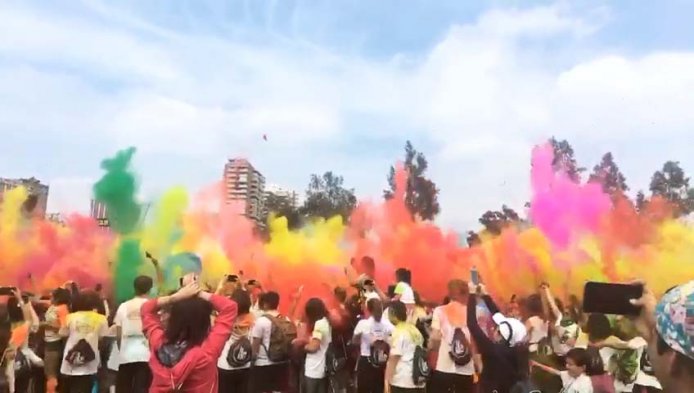 Este lunes en Vitacura se realizó una nueva edición de The Color Run, corrida que cumplió cinco años desde que aterrizó en nuestro país y que contó con la participación de 17 mil personas. Este lunes en Vitacura se realizó una nueva edición de The Color Run, corrida que cumplió cinco años desde que aterrizó en nuestro país y que contó con la participación de 17 mil personas.