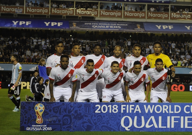 Gobierno peruano acortó jornada laboral para que todos puedan ver partido ante Colombia Gobierno peruano acortó jornada laboral para que todos puedan ver partido ante Colombia