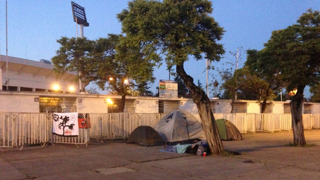 Fanáticos de U2 acampan fuera del Estadio Nacional Fanáticos de U2 acampan fuera del Estadio Nacional