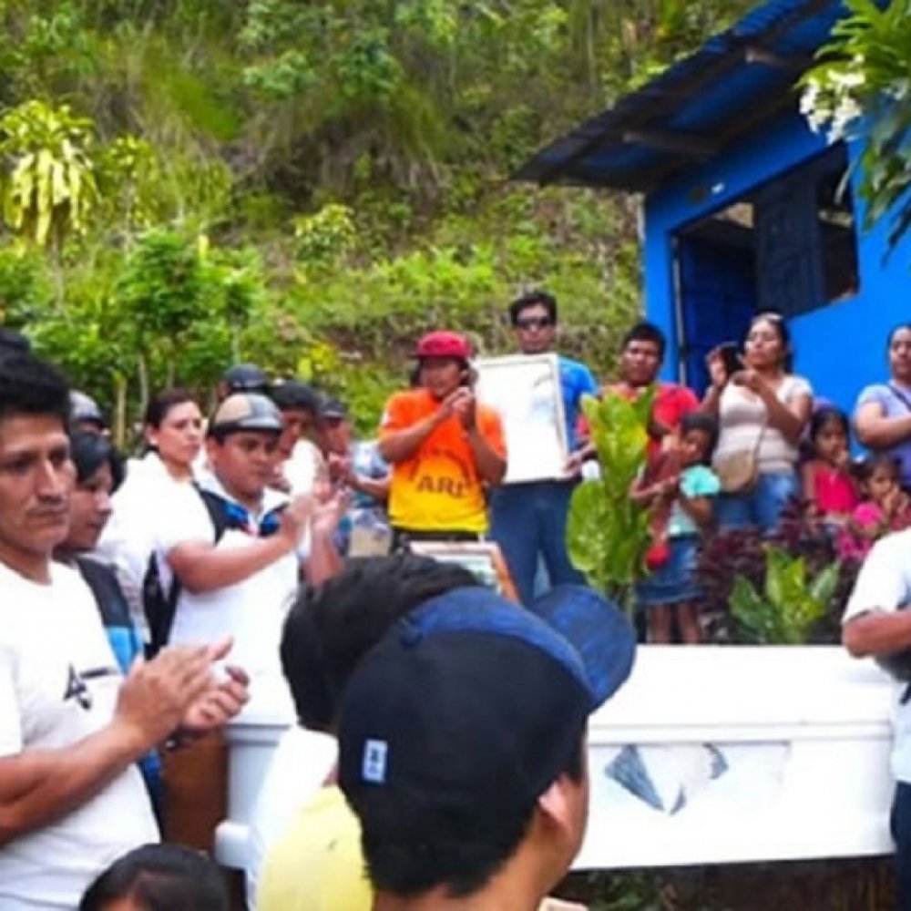 Joven peruano fue sacado de su ataúd cuando descubrieron que estaba vivo Joven peruano fue sacado de su ataúd cuando descubrieron que estaba vivo
