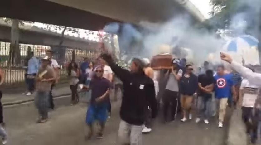Con bombos y bengalas: Increíble Con bombos y bengalas: Increíble