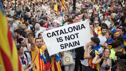 Cataluña declara su independencia y lleva la tensión con España a un punto crítico