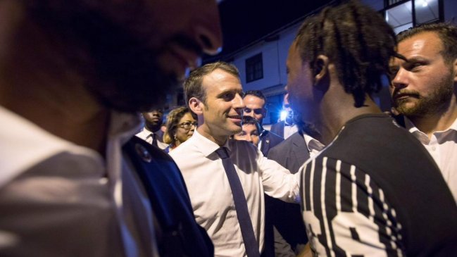 La reacción de Macron al descubrir a un grupo de jóvenes fumando marihuana