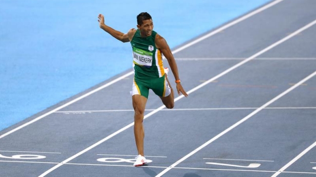Campeón olímpico de los 400 metros se perderá los Commonwealth por una grave lesión de rodilla Campeón olímpico de los 400 metros se perderá los Commonwealth por una grave lesión de rodilla