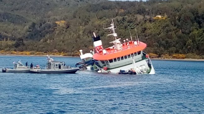 Anuncian plan de retiro de material desde barco salmonero hundido en Chiloé Anuncian plan de retiro de material desde barco salmonero hundido en Chiloé